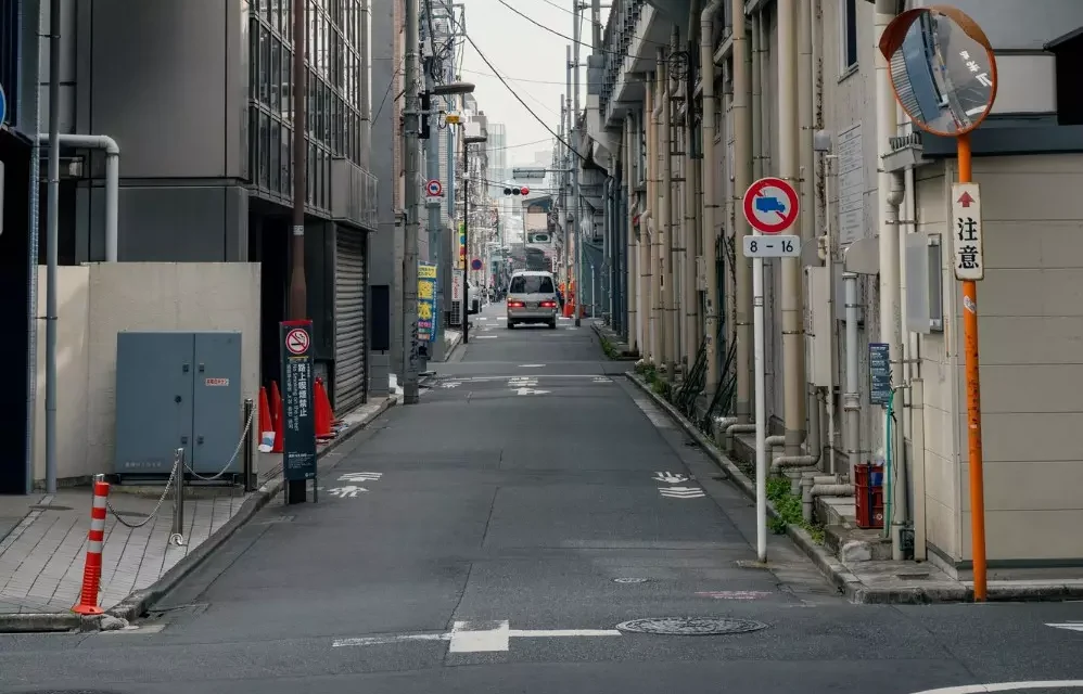 Trik Cerdas Mengemudi Di Jalanan Sempit