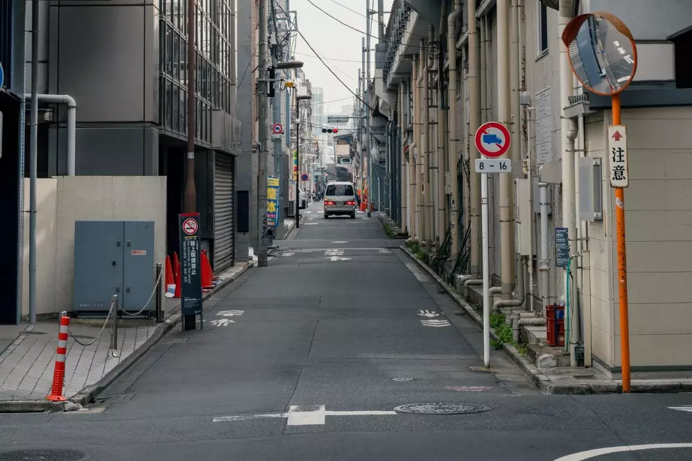 Trik Cerdas Mengemudi Di Jalanan Sempit