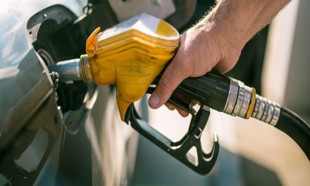 Bensin Mahal? 3 Cara Biar Mobil Matic Gak “Minum” Banyak