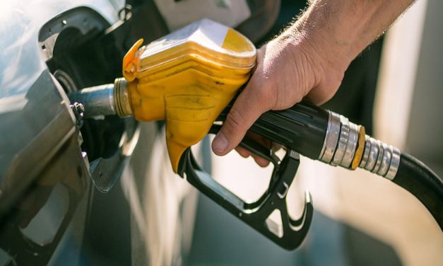 Bensin Mahal? 3 Cara Biar Mobil Matic Gak “Minum” Banyak