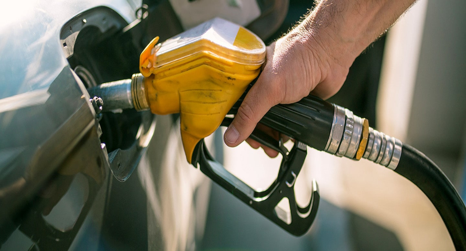 Bensin Mahal? 3 Cara Biar Mobil Matic Gak "Minum" Banyak