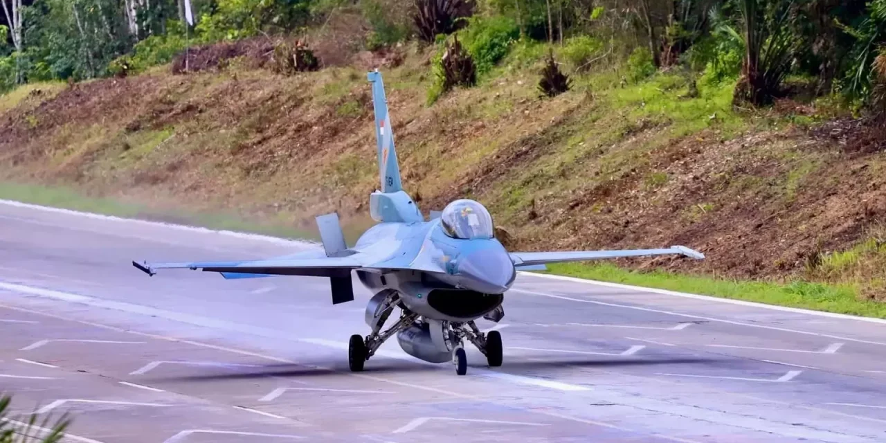 Bikin Melongo! Pesawat Tempur F-16 TNI AU Mendarat Di Tol