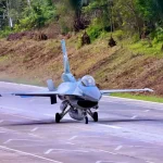 Bikin Melongo! Pesawat Tempur F-16 TNI AU Mendarat Di Tol