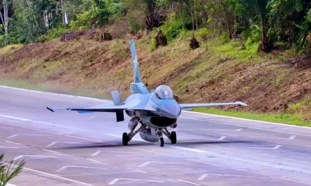 Bikin Melongo! Pesawat Tempur F-16 TNI AU Mendarat Di Tol
