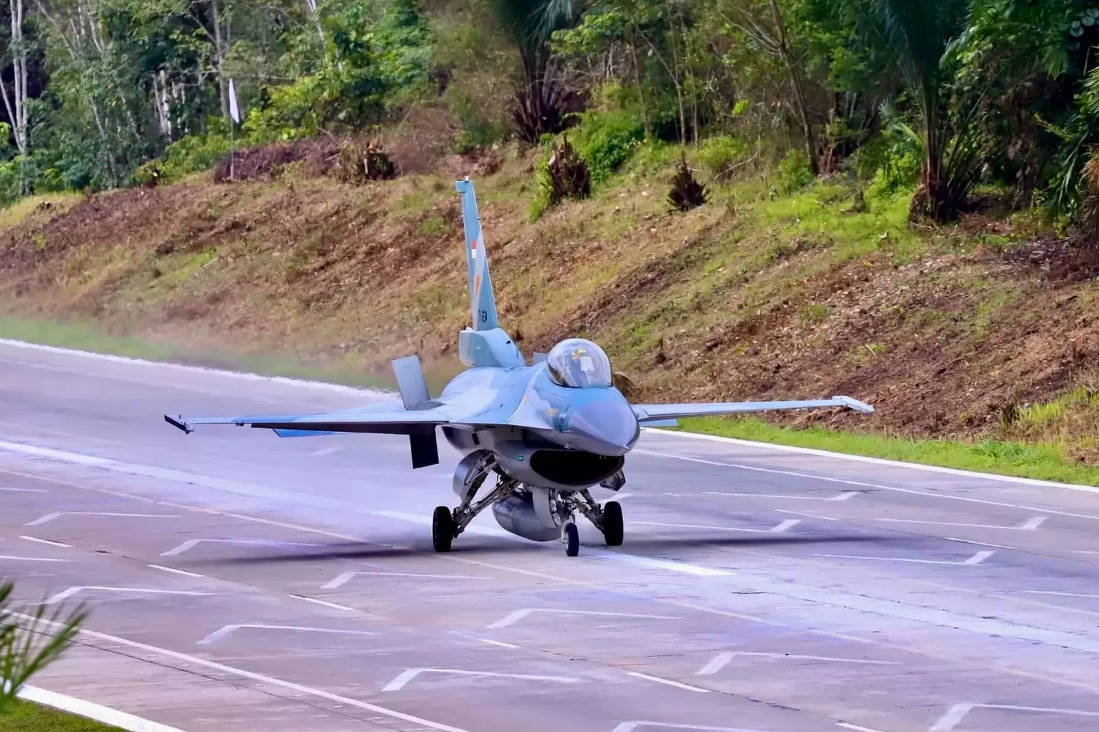 Bikin Melongo! Pesawat Tempur F-16 TNI AU Mendarat Di Tol