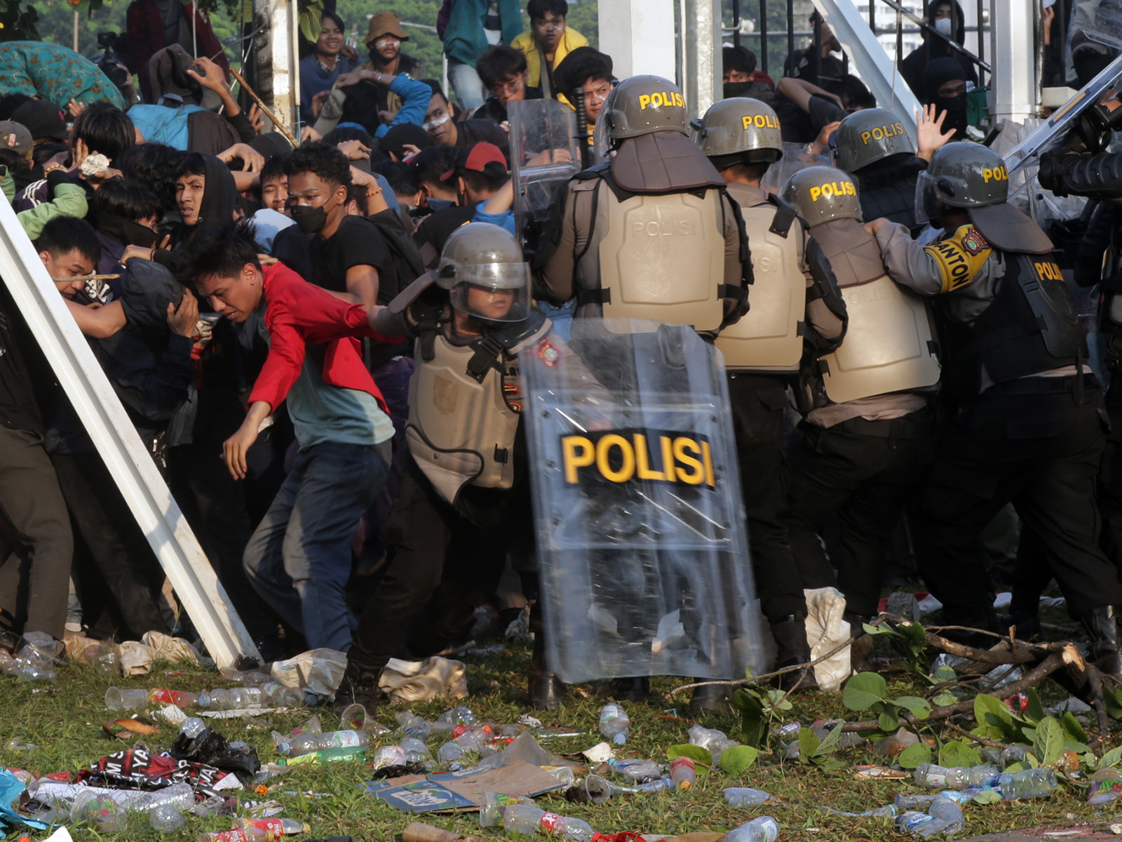 Polisi Vs Rakyat: Kenapa Kekerasan Makin Sering Terjadi?