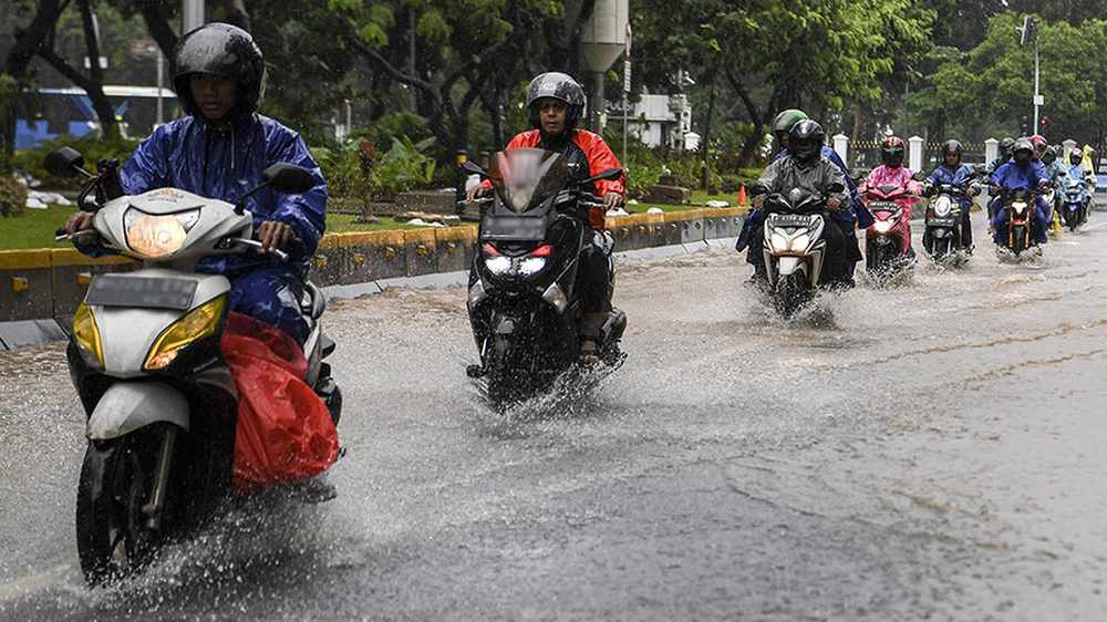 Hujan Datang! Siapkan Barang Ini Biar Tetap Aman