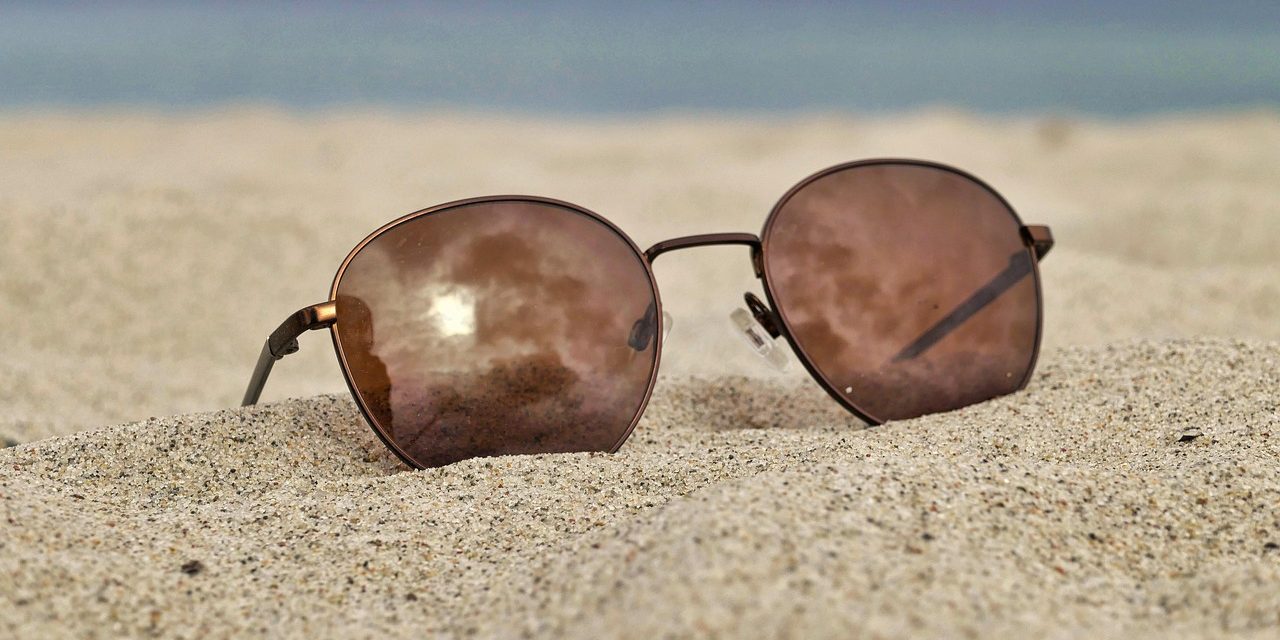 Rekomendasi Kacamata Pantai Anti UV Yang Paling Bagus