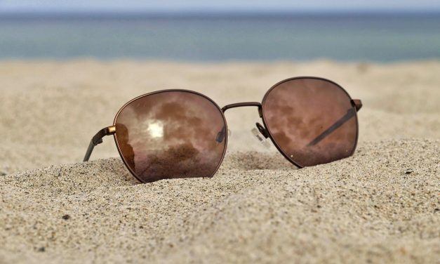 Rekomendasi Kacamata Pantai Anti UV Yang Paling Bagus