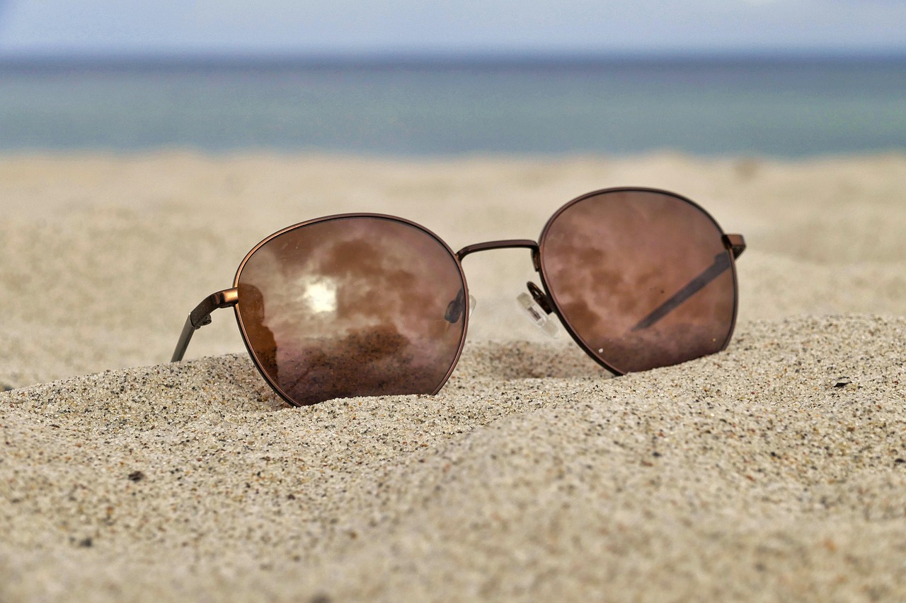 Rekomendasi Kacamata Pantai Anti UV Yang Paling Bagus
