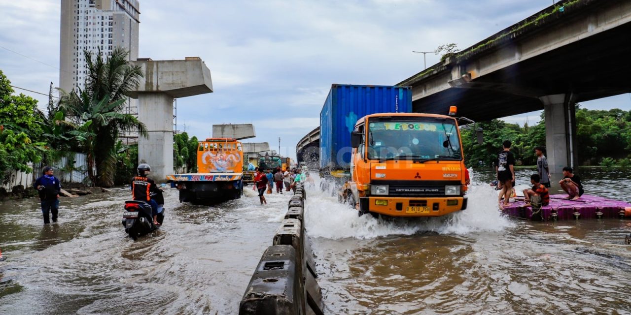 Banjir Jakarta Makin Meluas, Belasan RT Kini Lumpuh Total