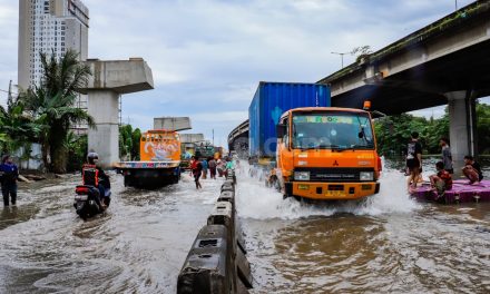 Banjir Jakarta Makin Meluas, Belasan RT Kini Lumpuh Total