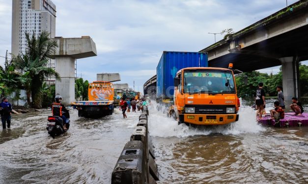 Banjir Jakarta Makin Meluas, Belasan RT Kini Lumpuh Total