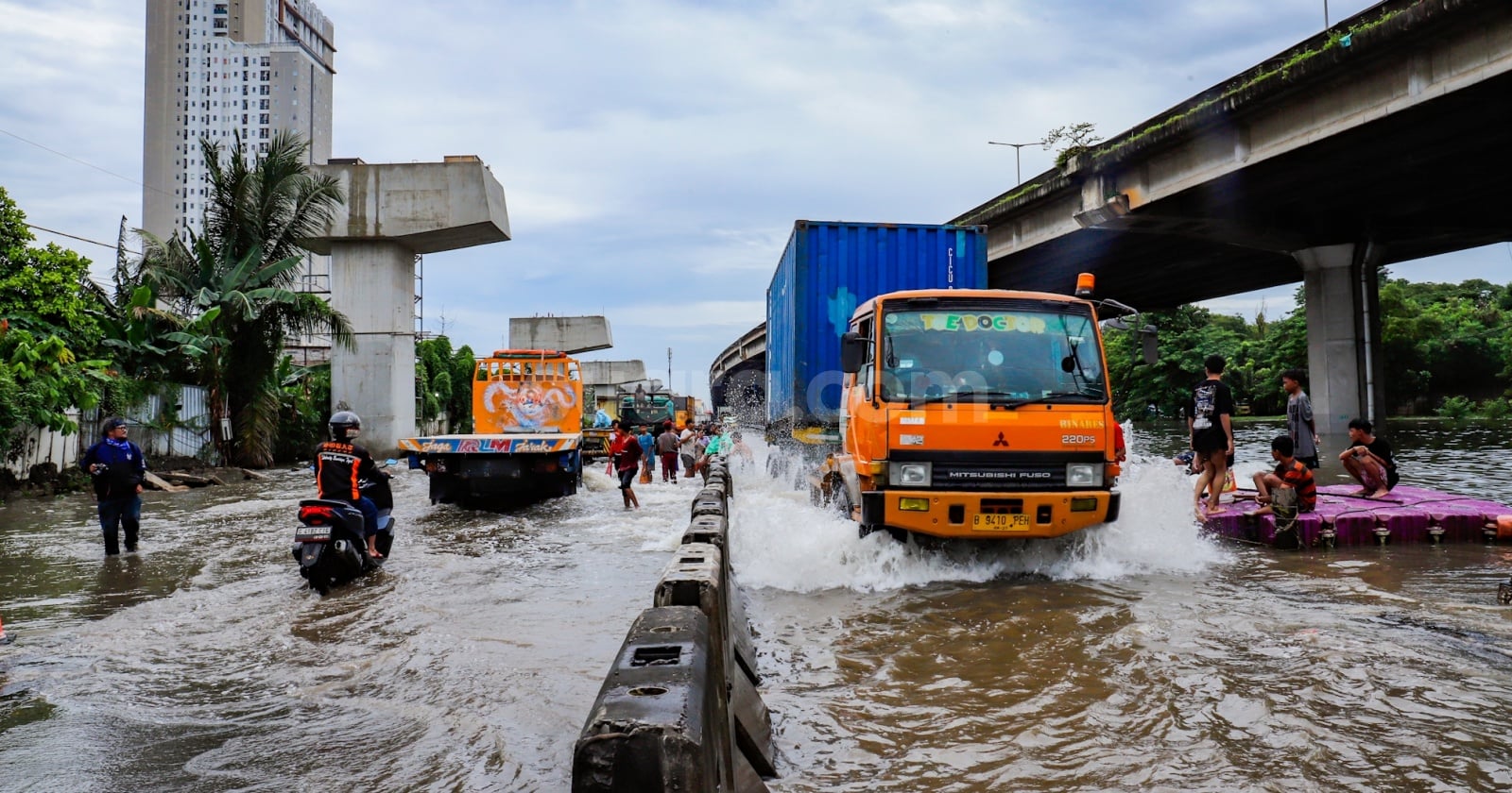 Banjir Jakarta Makin Meluas, Belasan RT Kini Lumpuh Total