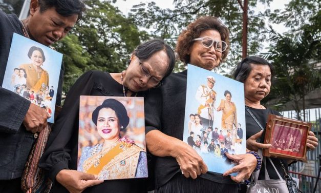 Cek Fakta: Larangan Baju Cerah Saat Liburan Ke Thailand